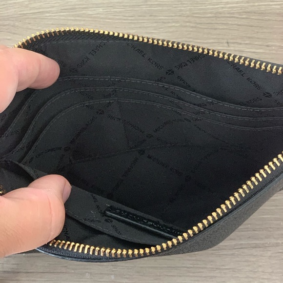Large black Michael Kors Wristlet - Picture 4 of 5